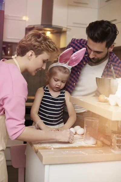 Geschäftige, aber glückliche Familie in der Küche — Stockfoto