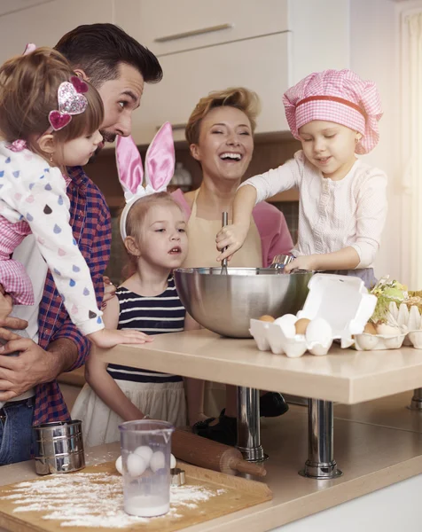 Веселая семья проводит время на кухне — стоковое фото