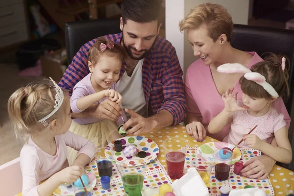 Família pintando ovos antes da Páscoa — Fotografia de Stock