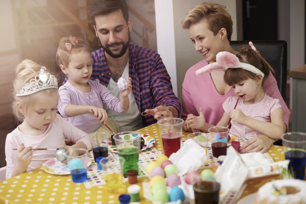 Familie bereitet sich auf Ostern vor — Stockfoto