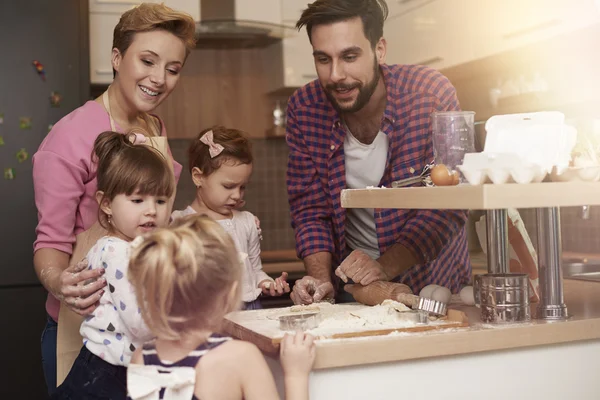 Galletas familiares para hornear en la cocina — Foto de Stock