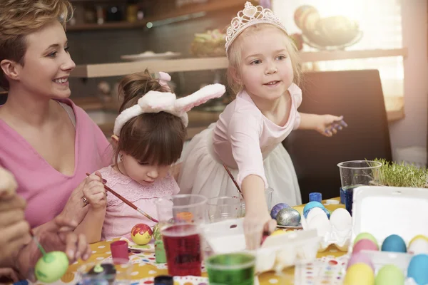 Les filles se concentrent sur la peinture des œufs de Pâques . — Photo