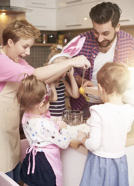 Cuocere con tutta la famiglia — Foto Stock