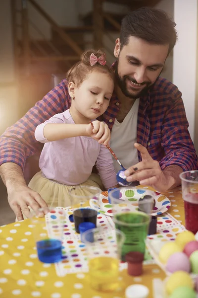 Pintura de huevos de Pascua con padre —  Fotos de Stock