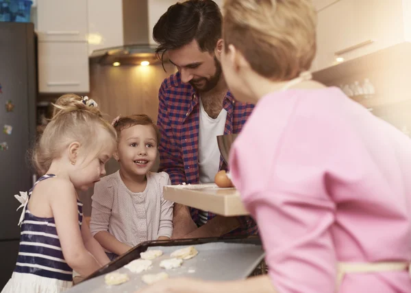 Galletas familiares para hornear en la cocina — Foto de Stock