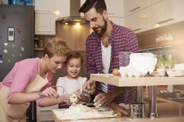 Galletas familiares para hornear en la cocina — Foto de Stock