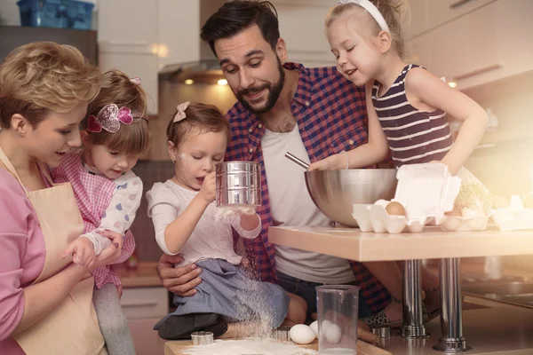 Rodina pečení cukroví v kuchyni — Stock fotografie