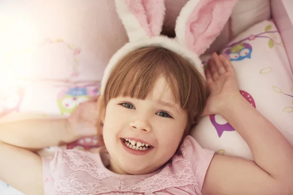 Dulce niña usando orejas de conejo —  Fotos de Stock