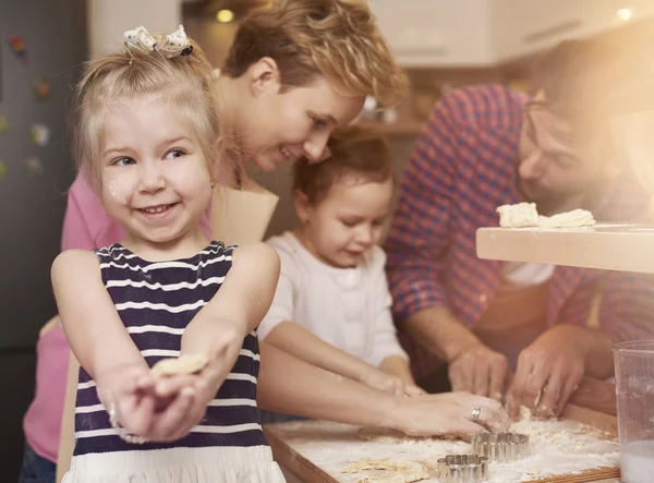 Galletas familiares para hornear en la cocina — Foto de Stock