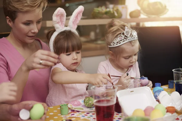 Family painting eggs before Easter — Stock Photo, Image