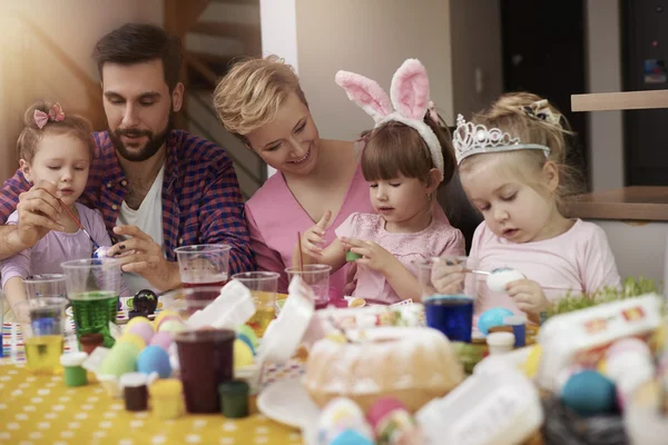 Rodinná příprava na Velikonoce — Stock fotografie