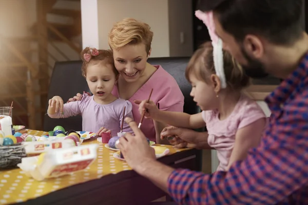 Família se preparando para a Páscoa — Fotografia de Stock