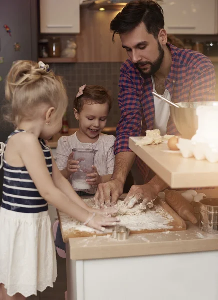 Familie backt Plätzchen in Küche — Stockfoto