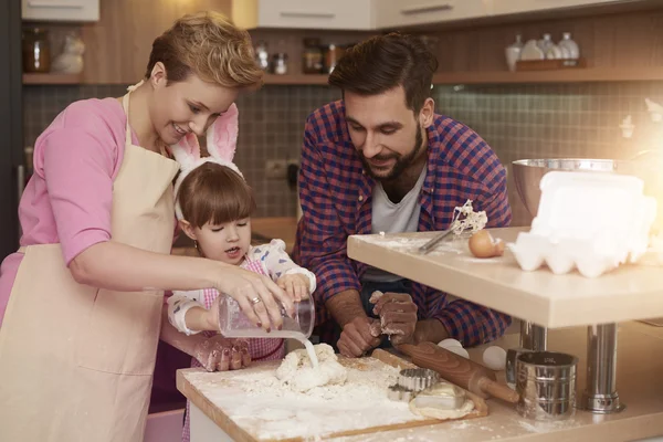 Meisje maken van cookies met ouders — Stockfoto