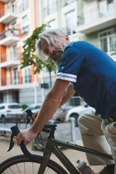 Κάθετη Περικοπή Πορτρέτο Ενός Ηλικιωμένου Κομψό Γενειοφόρος Άνθρωπος Ποδηλασία Στην — Φωτογραφία Αρχείου