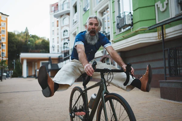 Ανώτερος Γενειοφόρος Άντρας Που Δείχνει Αστείος Καβαλάει Ποδήλατο Ουρλιάζει Σηκώνοντας — Φωτογραφία Αρχείου