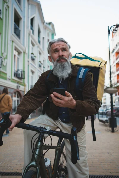 Κάθετη Προσωπογραφία Ενός Ηλικιωμένου Γενειοφόρου Άνδρα Που Εργάζεται Ντελιβεράς Ποδήλατο — Φωτογραφία Αρχείου
