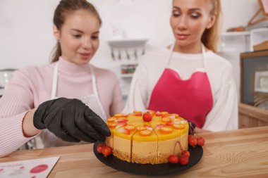 Lezzetli mango ve çiğ vejetaryen kekine odaklanın.