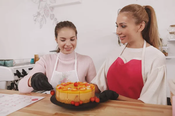 Две Женщины Кондитеры Украшают Вкусный Сырой Веганский Торт Работая Своем — стоковое фото