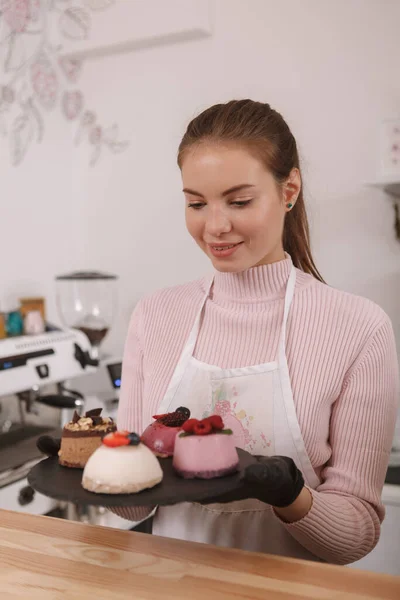 Вертикальный Портрет Великолепной Женщины Улыбающейся Несущей Десерты Тарелке Работающей Кафе — стоковое фото