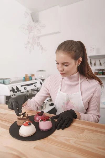 Вертикальный Портрет Молодой Женщины Работающей Кафе Украшающей Вкусные Десерты Которые — стоковое фото