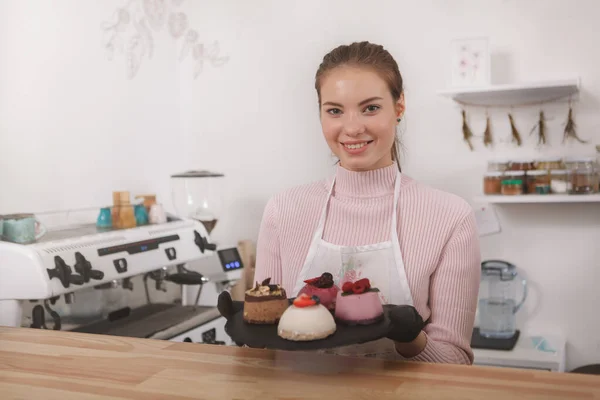 Веселая Молодая Женщина Улыбается Камеру Подавая Вкусные Десерты Кафе — стоковое фото