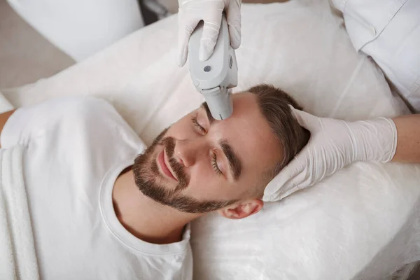 Top Vista Perto Homem Bonito Desfrutando Hardware Tratamento Facial Salão — Fotografia de Stock