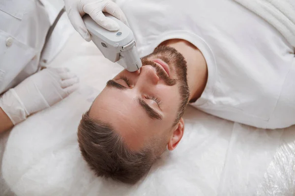 Close Homem Barbudo Gostando Receber Tratamento Facial Laser Por Cosmetologista — Fotografia de Stock