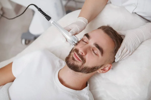 Atractivo Barbudo Joven Disfrutando Hardware Cosmetología Tratamiento Facial — Foto de Stock