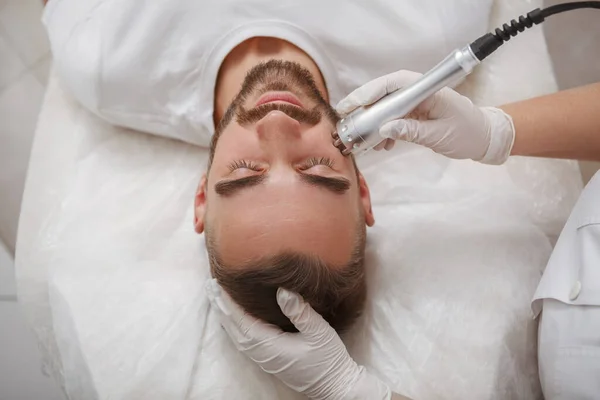 Hombre Disfrutando Facial Lifting Tratamiento Cosmetología Por Esteticista Profesional — Foto de Stock