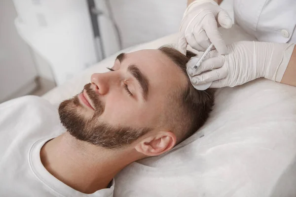 Homem Jovem Com Problema Queda Cabelo Recebendo Injeções Couro Cabeludo — Fotografia de Stock