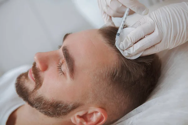 Esteticista Dando Injeções Tratamento Queda Cabelo Couro Cabeludo Cliente Masculino — Fotografia de Stock