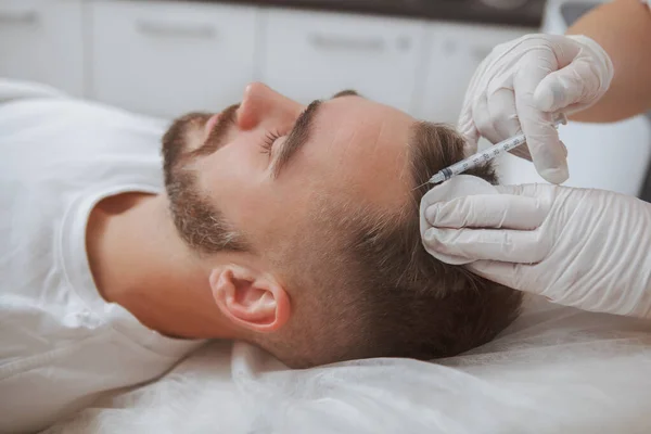 Primer Plano Hombre Recibiendo Inyecciones Pérdida Cabello Tratamiento Por Esteticista — Foto de Stock