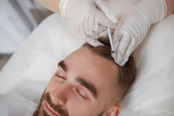 Cultivado Close Jovem Atraente Homem Recebendo Tratamento Injeções Queda Cabelo — Fotografia de Stock