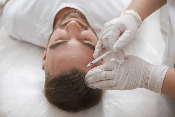 Erkek hasta güzellik kliniğinde saç dökülmesi tedavisi görüyor.