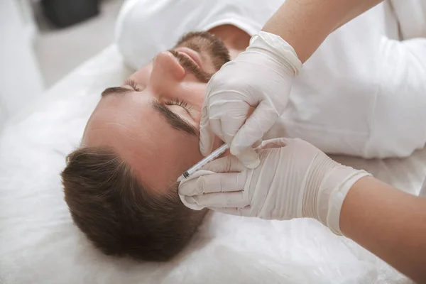 Trichologist Profissional Irreconhecível Que Tratamento Das Injeções Hairloss Cliente Masculino — Fotografia de Stock