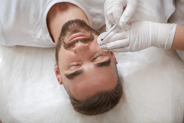 Hombre Barbudo Guapo Recibiendo Inyecciones Faciales Por Cosmético — Foto de Stock