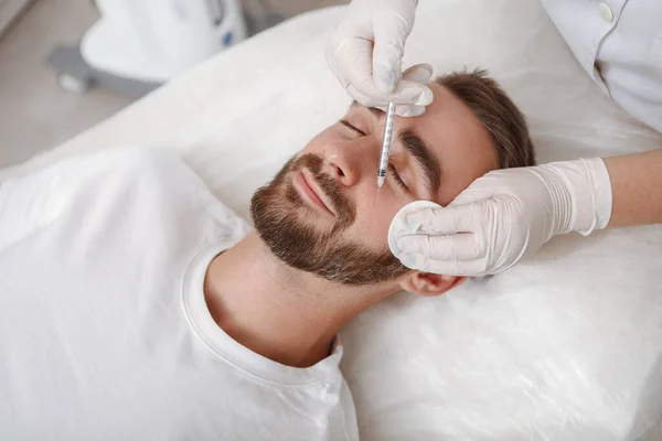 Homem Atraente Recebendo Injeções Preenchimento Facial Clínica Beleza Estética — Fotografia de Stock