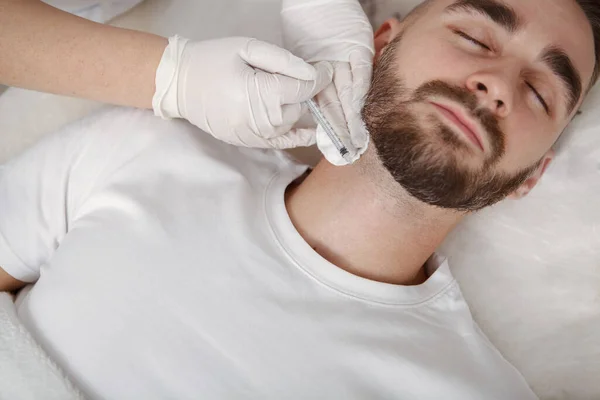 Tiro Recortado Esteticista Injetando Preenchimento Facial Rugas Pescoço Cliente Masculino — Fotografia de Stock