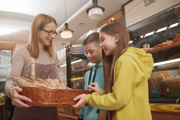 Plan Angle Bas Une Femme Mûre Joyeuse Travaillant Dans Boulangerie — Photo