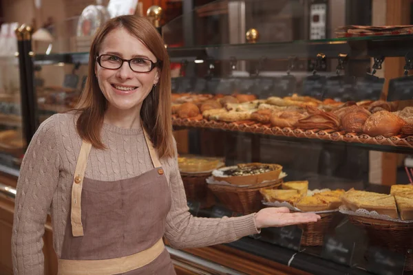 Femme Mûre Gaie Appréciant Travailler Dans Boulangerie Pointant Fièrement Vers — Photo