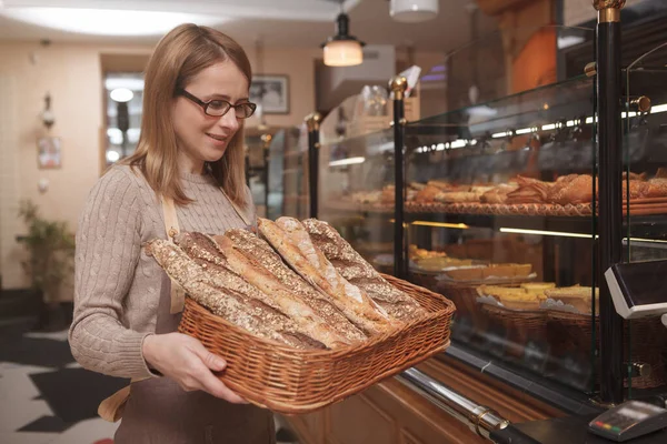 Tukang Roti Profesional Membawa Keranjang Roti Bekerja Toko Rotinya Menyalin — Stok Foto
