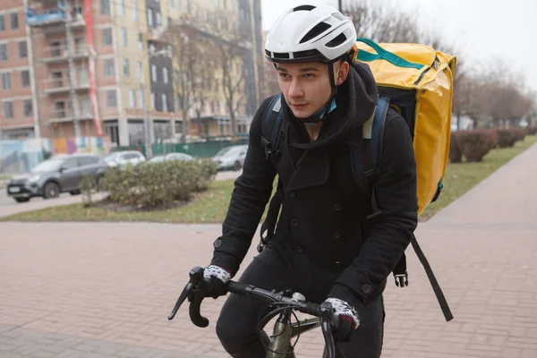 Νέοι Deliveryman Φορώντας Thermo Σακίδιο Ποδηλασία Δρόμους Της Πόλης Φθινόπωρο — Φωτογραφία Αρχείου