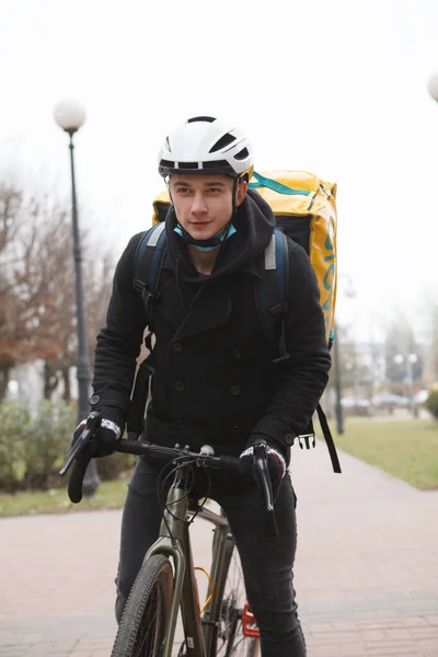 Κάθετη Προσωπογραφία Ποδηλάτη Ντελιβερά Προστατευτικό Κράνος Ποδήλατο Στην Πόλη — Φωτογραφία Αρχείου