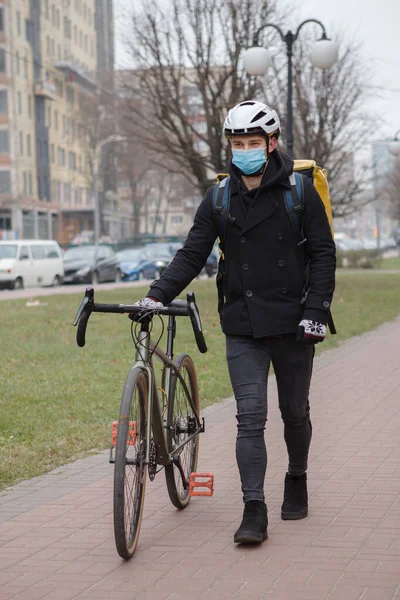 Άντρας Κούριερ Μάσκα Προσώπου Περπατούσε Ποδήλατό Του Κουβαλούσε Θερμική Τσάντα — Φωτογραφία Αρχείου