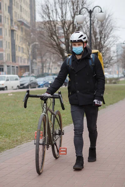 Mensajero Masculino Con Mascarilla Médica Caminando Con Bicicleta Llevando Mochila —  Fotos de Stock