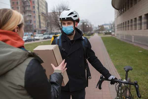 Ciclismo Mensajero Con Máscara Facial Médica Entrega Paquete Una Cliente —  Fotos de Stock