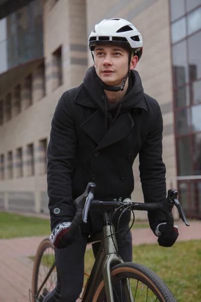Κάθετη Βολή Ενός Άντρα Κάνει Ποδήλατο Στην Πόλη Φορώντας Κράνος — Φωτογραφία Αρχείου