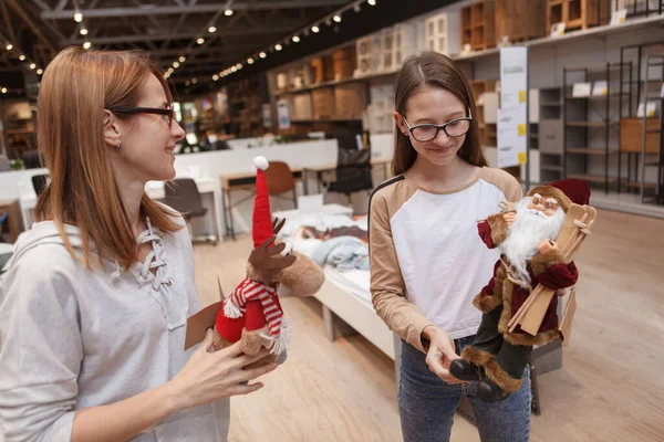 Adolescente Menina Sua Mãe Fazendo Compras Para Decorações Mas Juntos — Fotografia de Stock