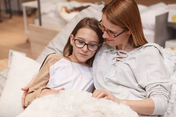 Mãe Amorosa Confortando Sua Filha Adolescente Chateada — Fotografia de Stock